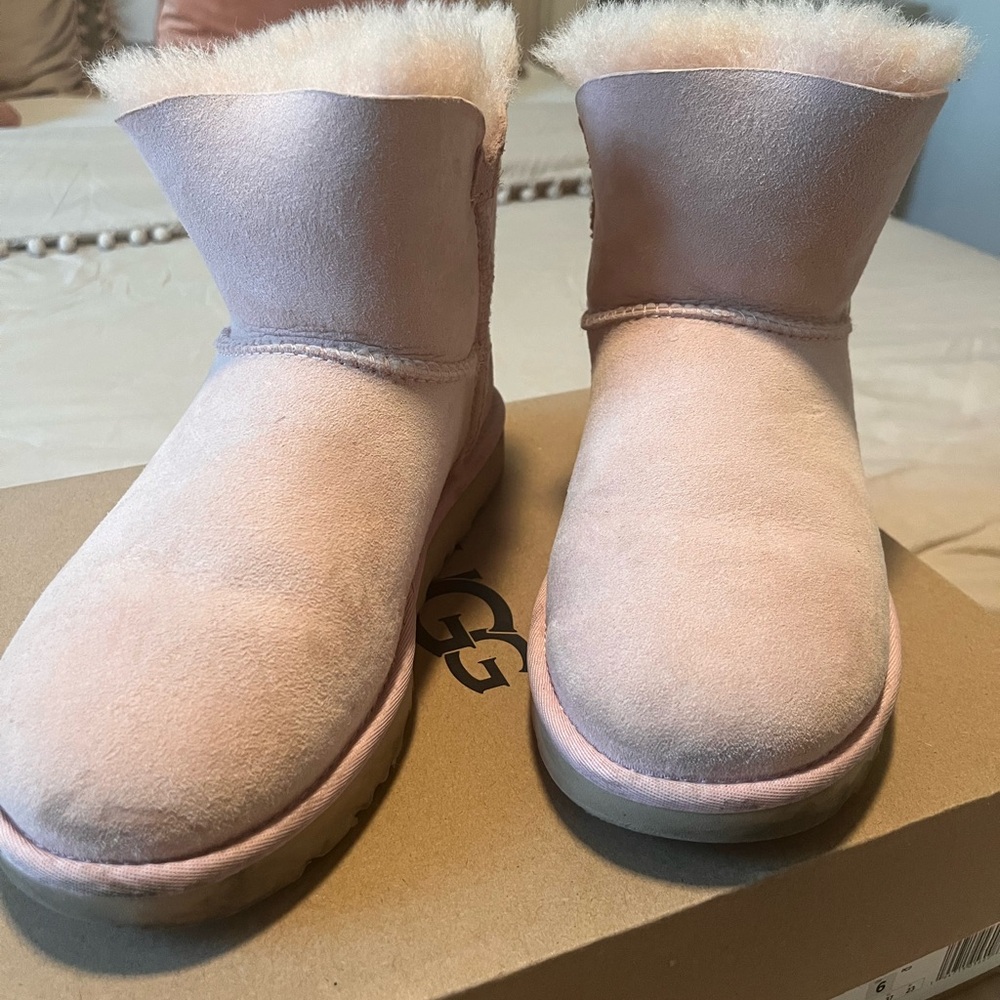 UGG mini boot with charm zipper - pink